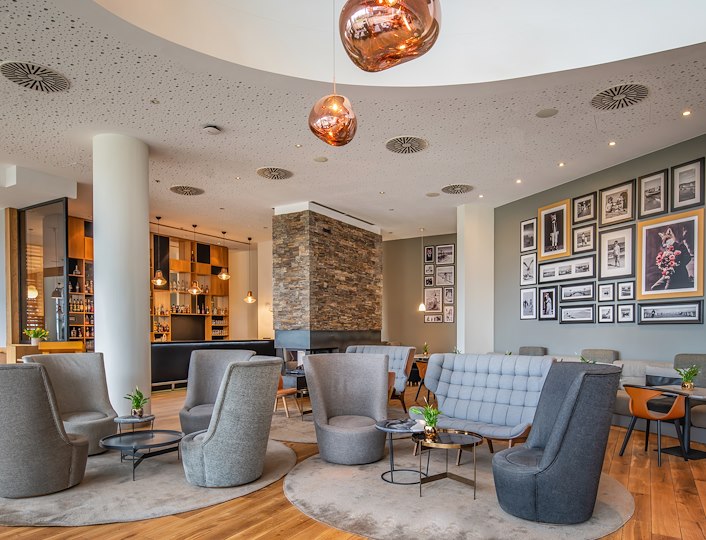 z częścią wypoczynkową w hotelowym lobby