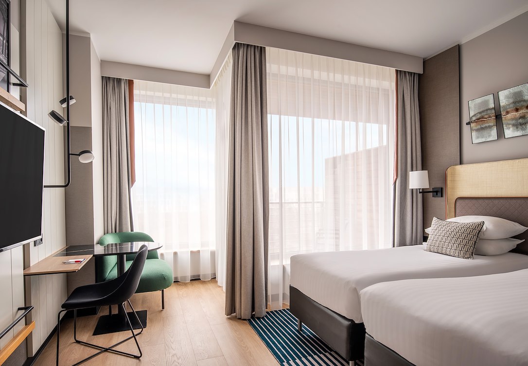 Przestronny pokój z dwoma pojedyńczymi łóżkami