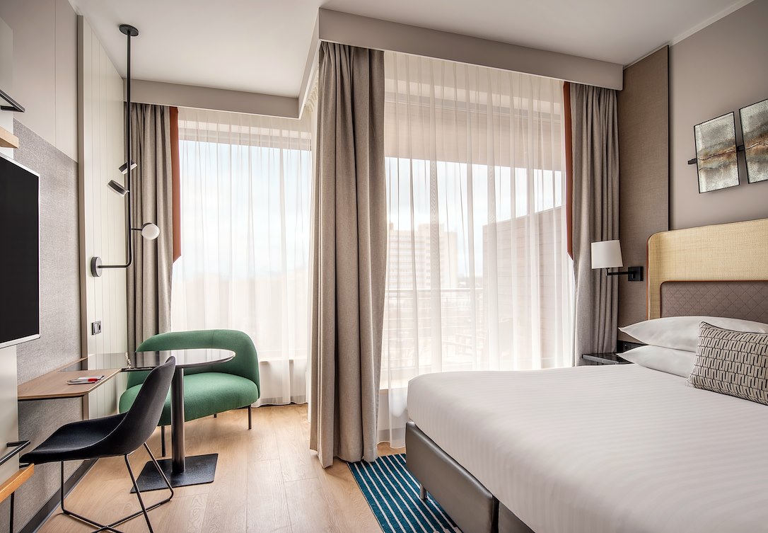 Przestronny jasny pokój z dużym łóżkiem