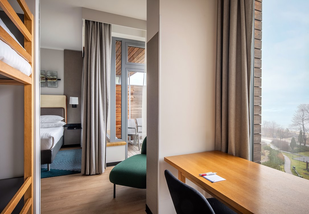 Pokój rodzinny z widokiem na morze oraz z sofą