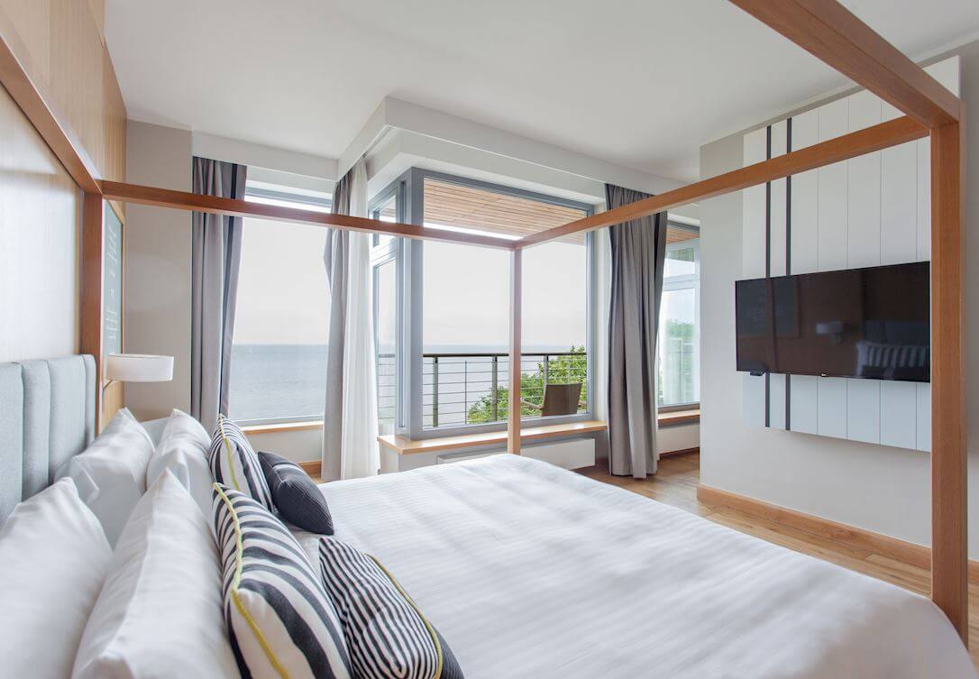 Pokój rodzinny z widokiem na morze oraz z sofą